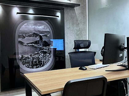 Mesa de trabalho diante do painel da janela de avião.