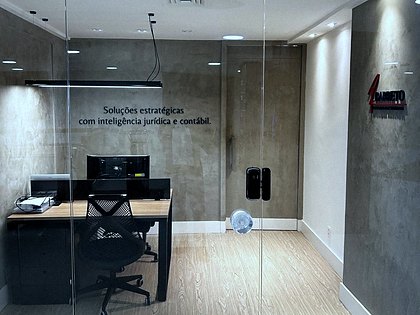 Recepção do escritório, com a frase Soluções estratégicas com inteligência jurídica na parede.